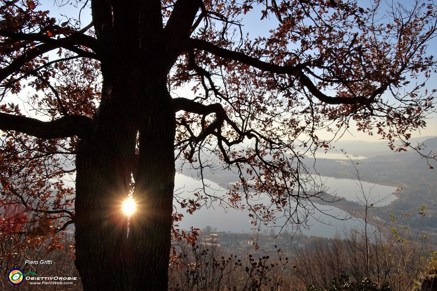 89 I raggi del sole riflessi dal lago di Oggiono.JPG -                                